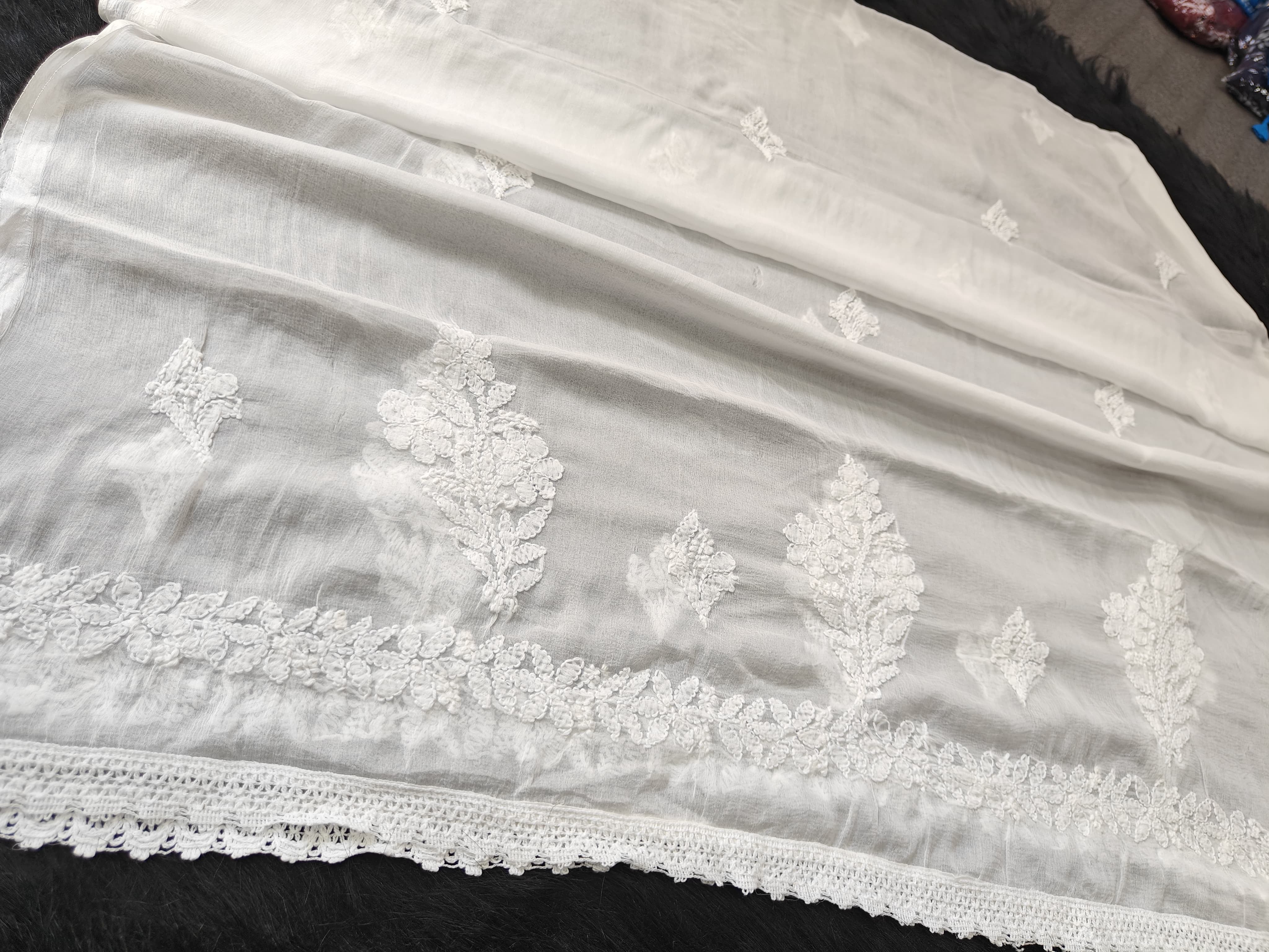 Chiffon dupa with border boota
And chandi pattern
Along lace