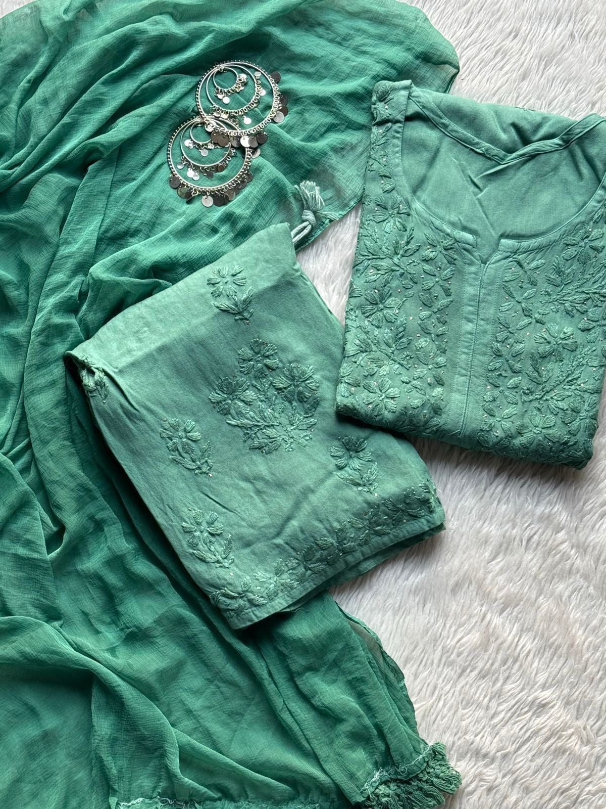 34 / green