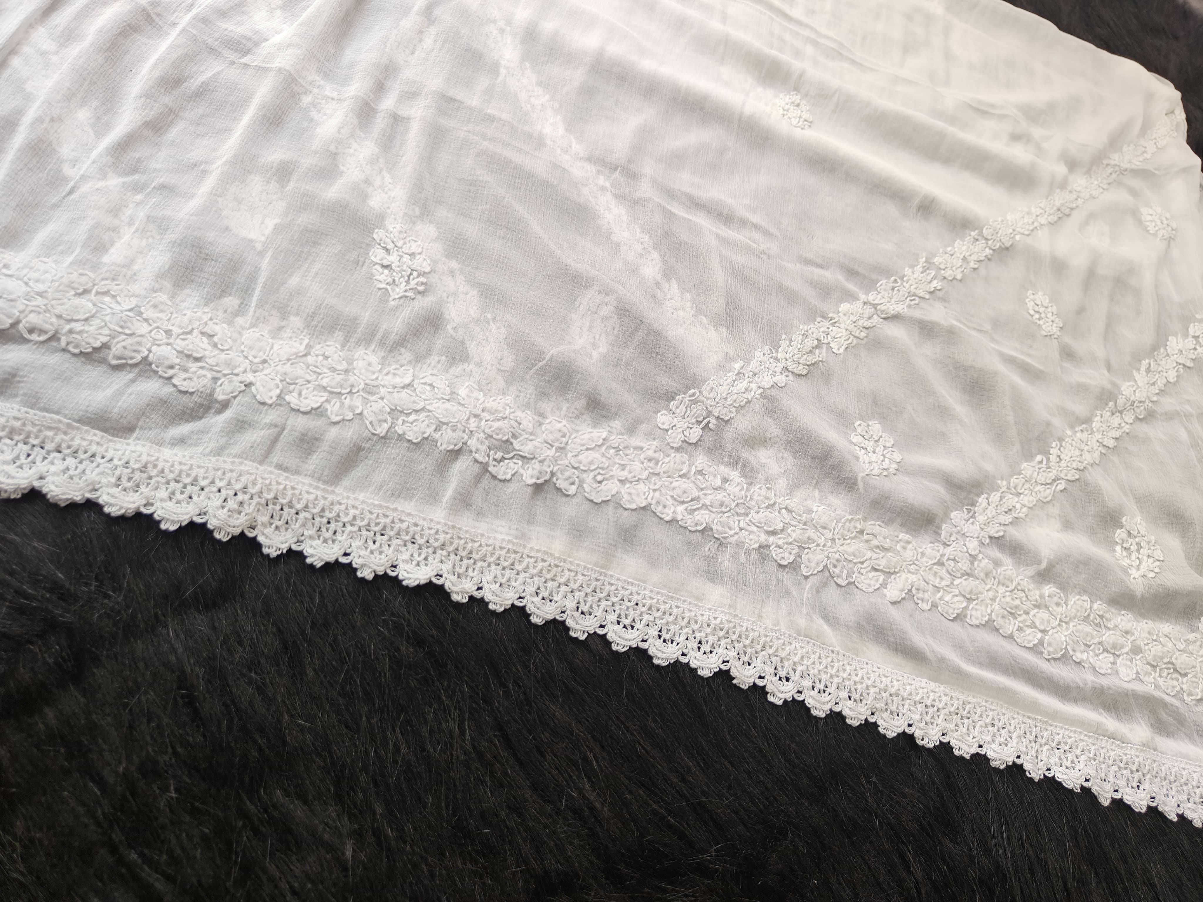 Chiffon dupa with border boota 
And chandi pattern
Along lace