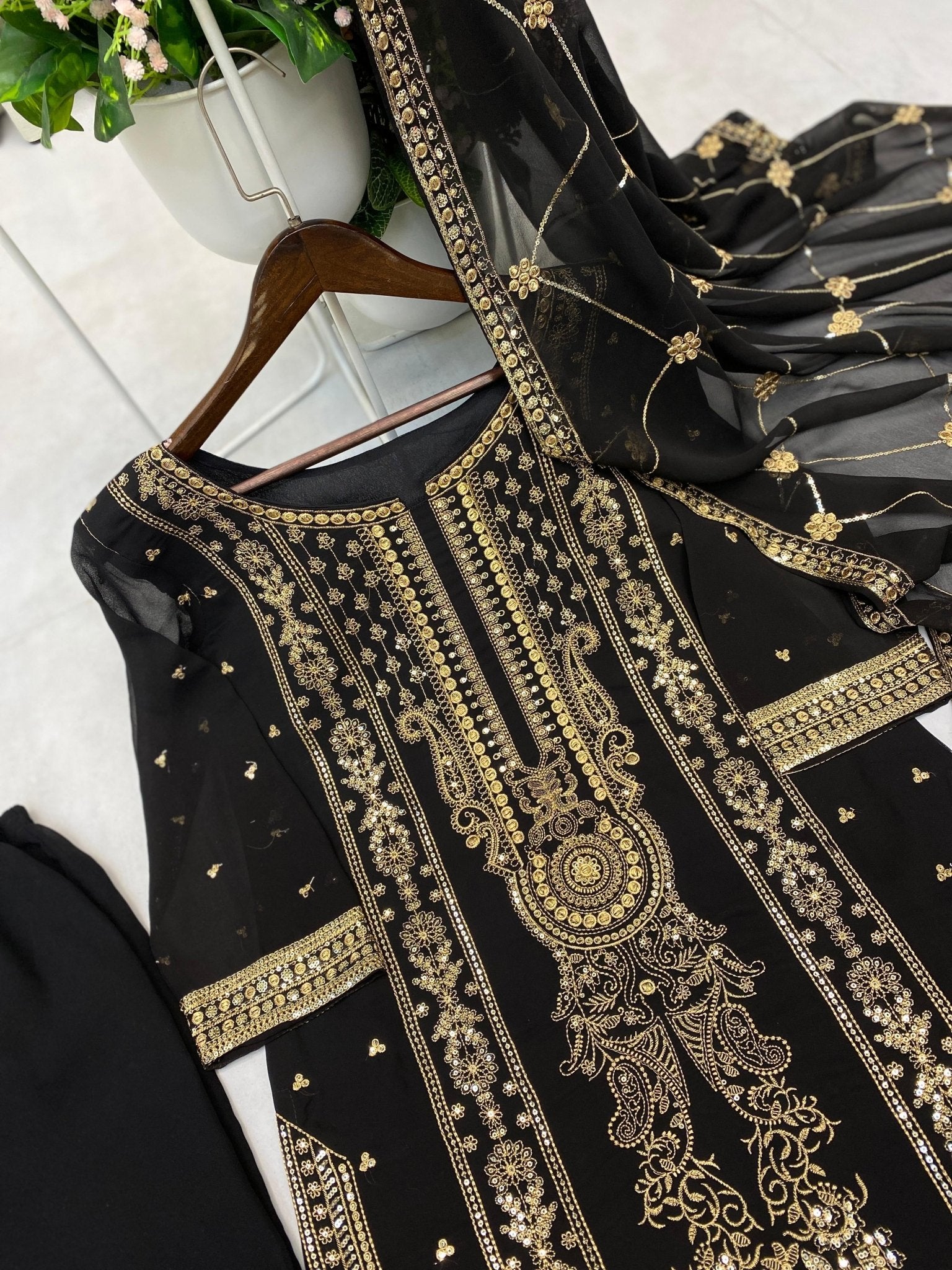 Hania Amir’s 3pc Faux Georgette Set - Chikankari official