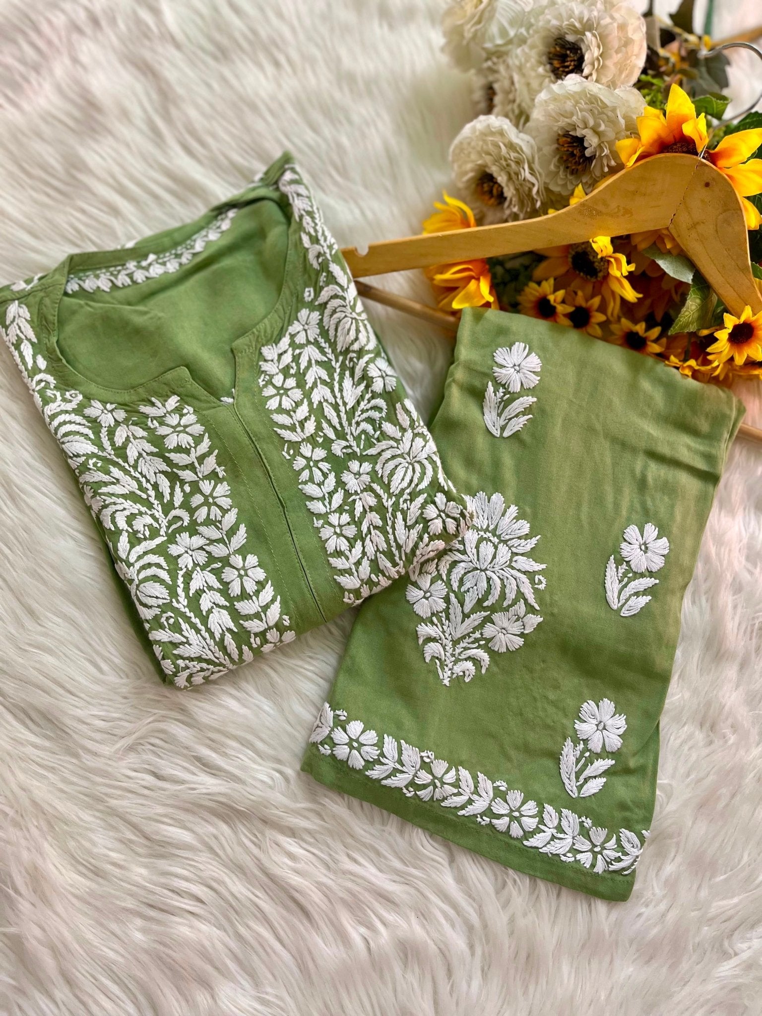 Minimal Lightweight ghaspatti rayon set - Chikankari official
