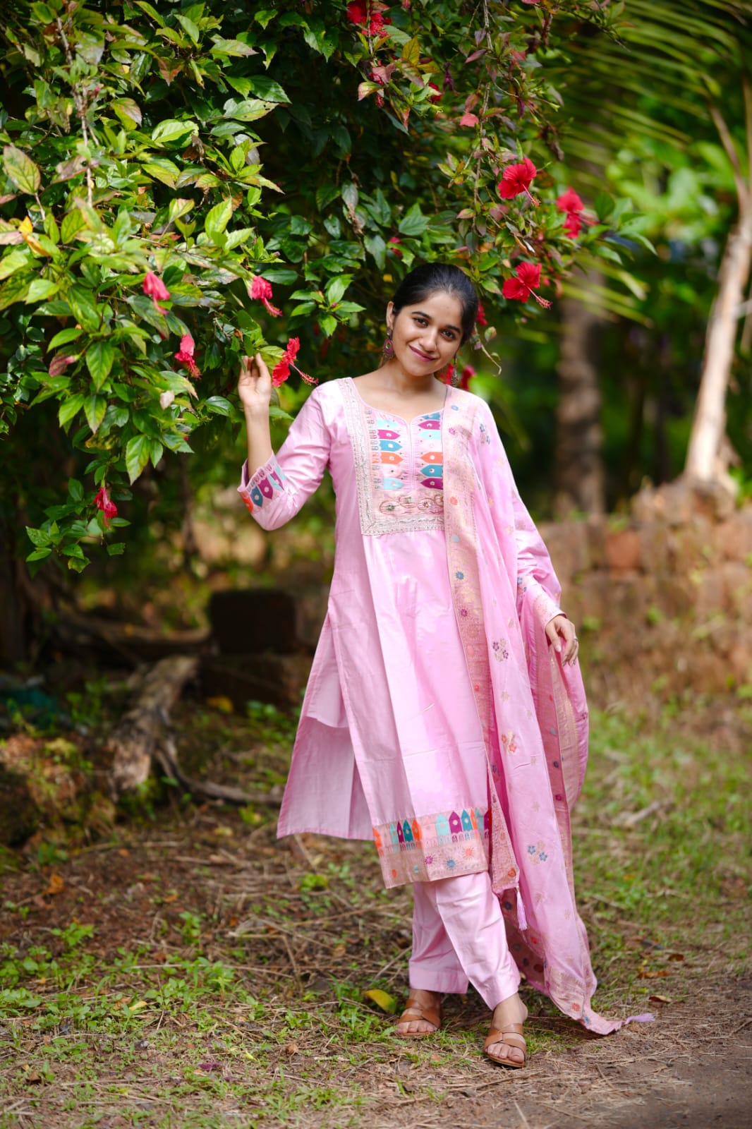 NEW BEUTIFUL SUIT SET - Chikankari official