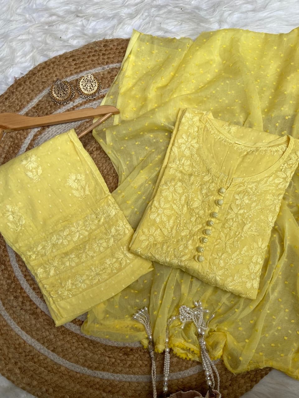 38 / yellow