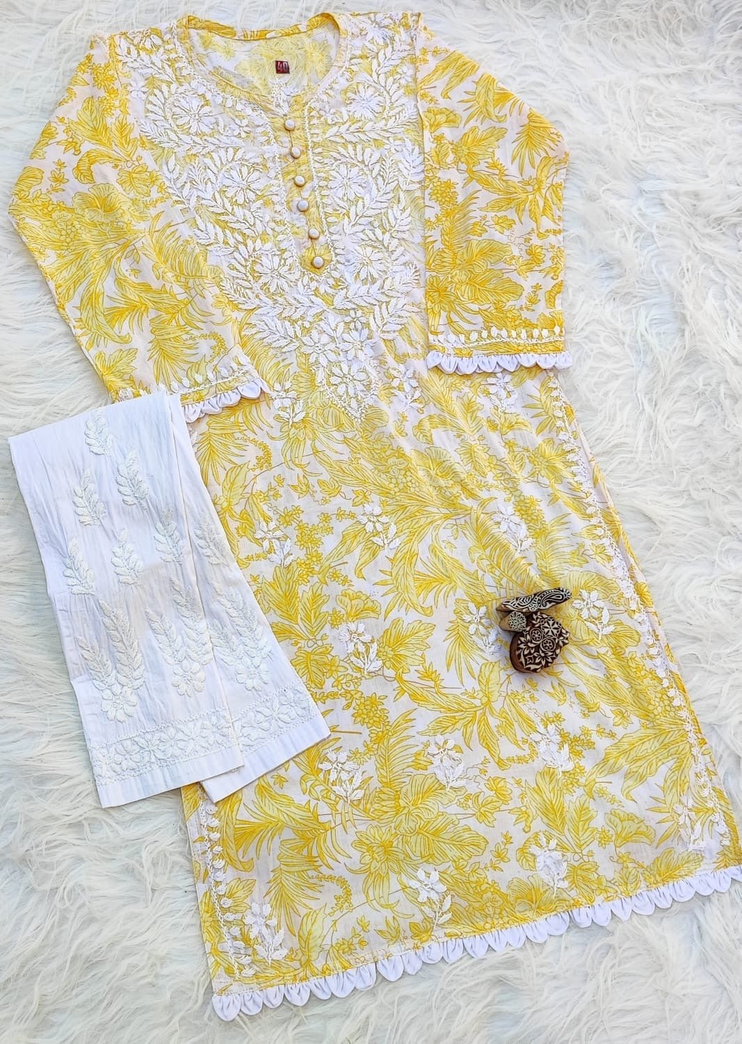 PIPING BUTTONS KURTI HAVING KANGOOREY ON DAAMAN & SLEEVES Mayuri Special - Chikankari official
