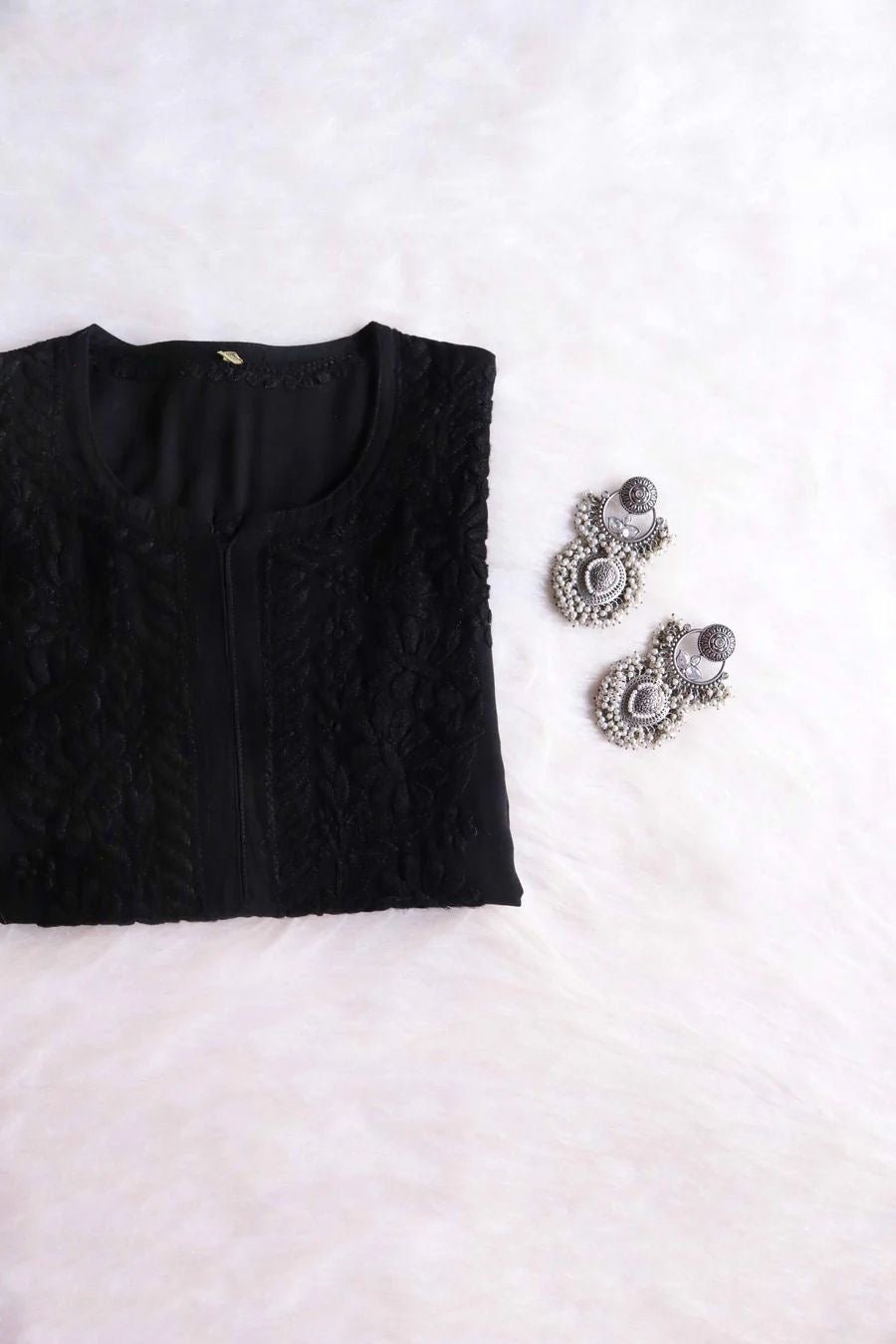 34 / black