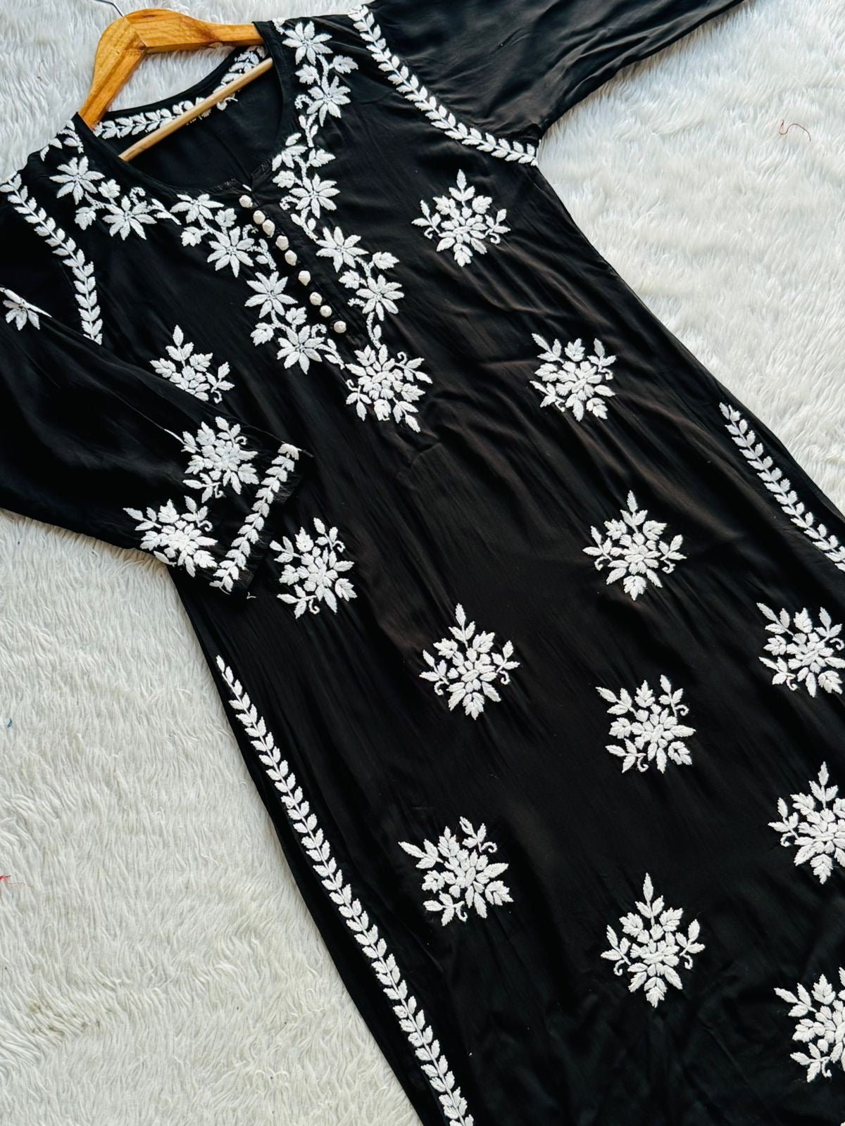 38 / black