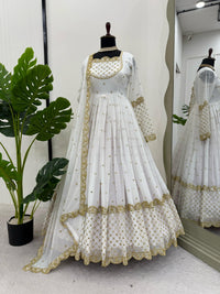 Safed Designer 3pc Pakistani Set - Chikankari official