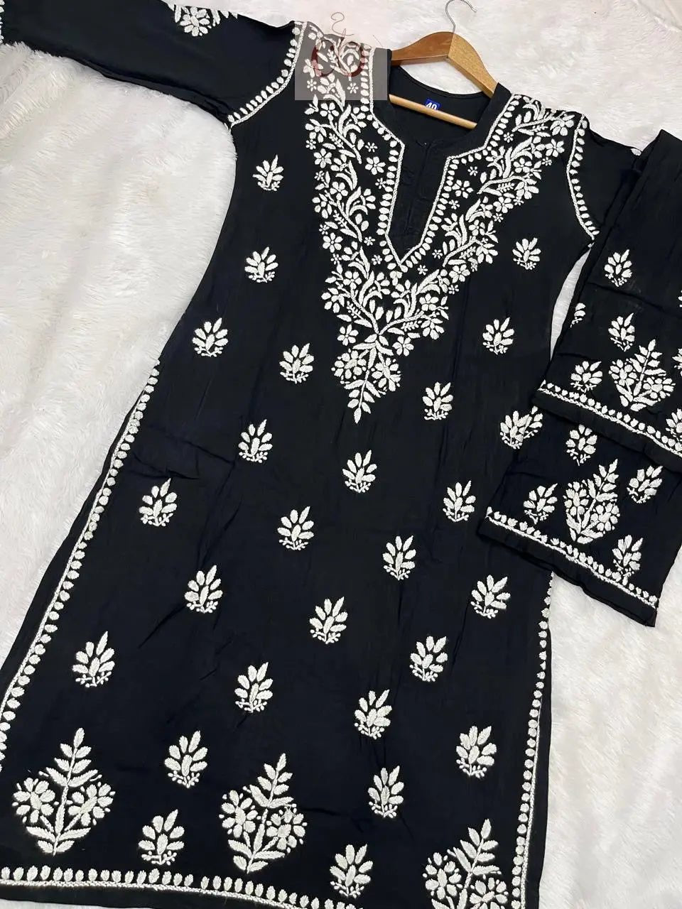 36 / black