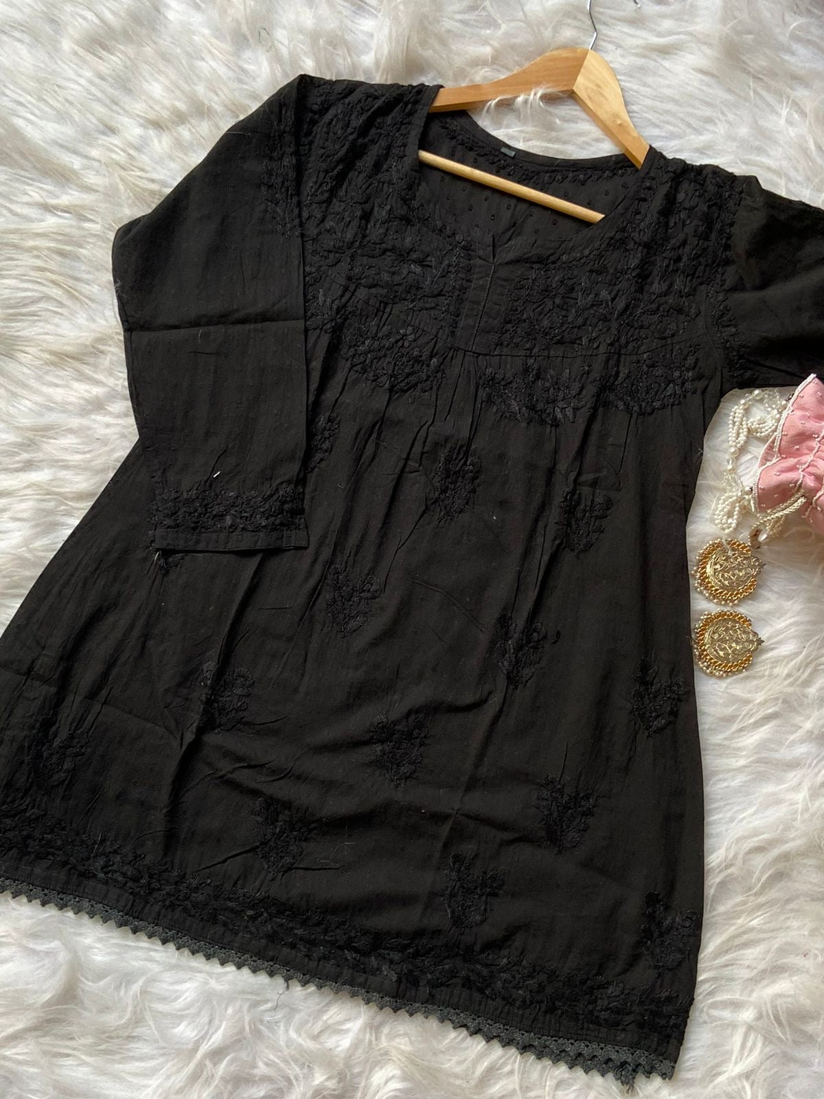 38 / black