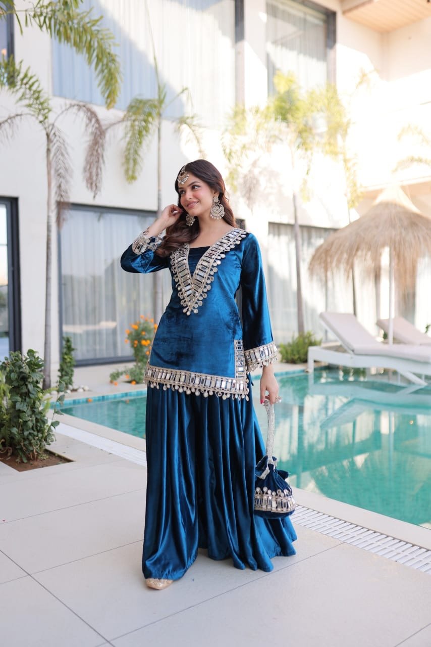 Zari embroidered Velvet Shining Set - Chikankari official