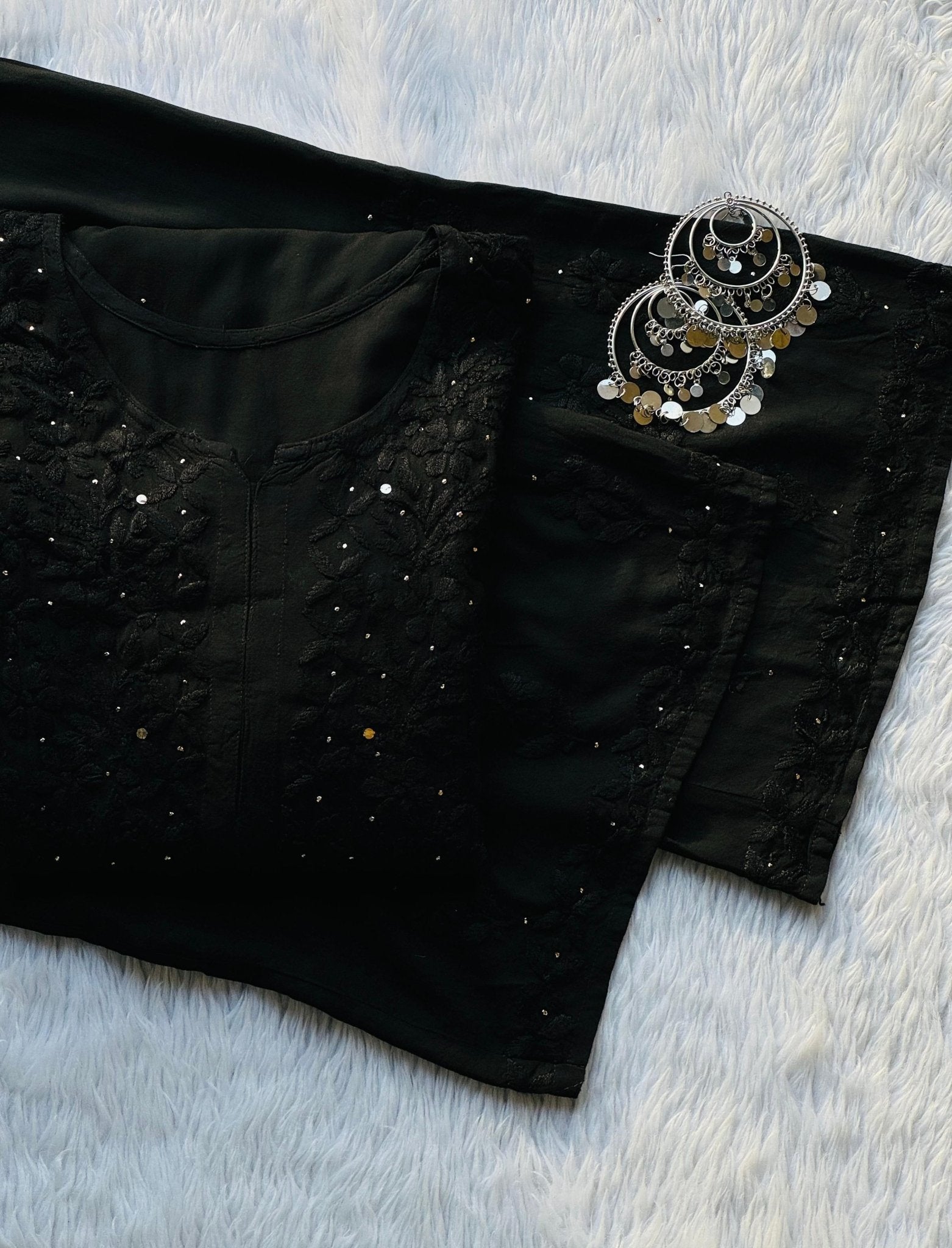 38 / black
